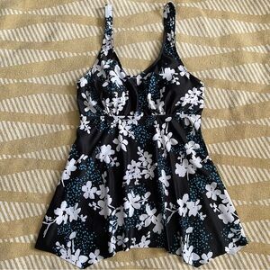 Black Flowy Tankini Top White & Blue Floral Shark Bite Hem – Size Small EUC